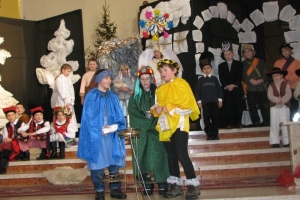 Inscenizacja Narodzenia Pańskiego w wykonaniu uczniów S.P. w Ujsołach - zdjęcie4
