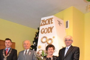 Marianna i Kazimierz Grabowscy z Wójtem i Przewodniczącym Rady Gminy