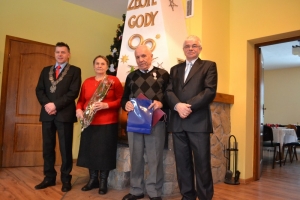 Maria i Tadeusz Tycowie z Wójtem i Przewodniczącym Rady Gminy